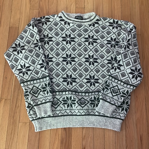 Jantzen Other - VINTAGE JANTZEN Geometric Pattern Snowflake Grey  Crewneck Sweater size L
